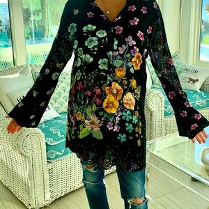 Johnny was me I tunic size medium.  Crafted from a breezy silk twill